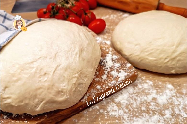 Basis deeg voor pizza in bakplaat