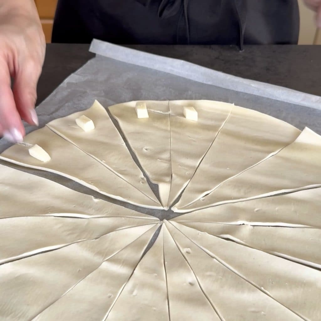 Bladerdeeg croissants in een hete lucht friteuse