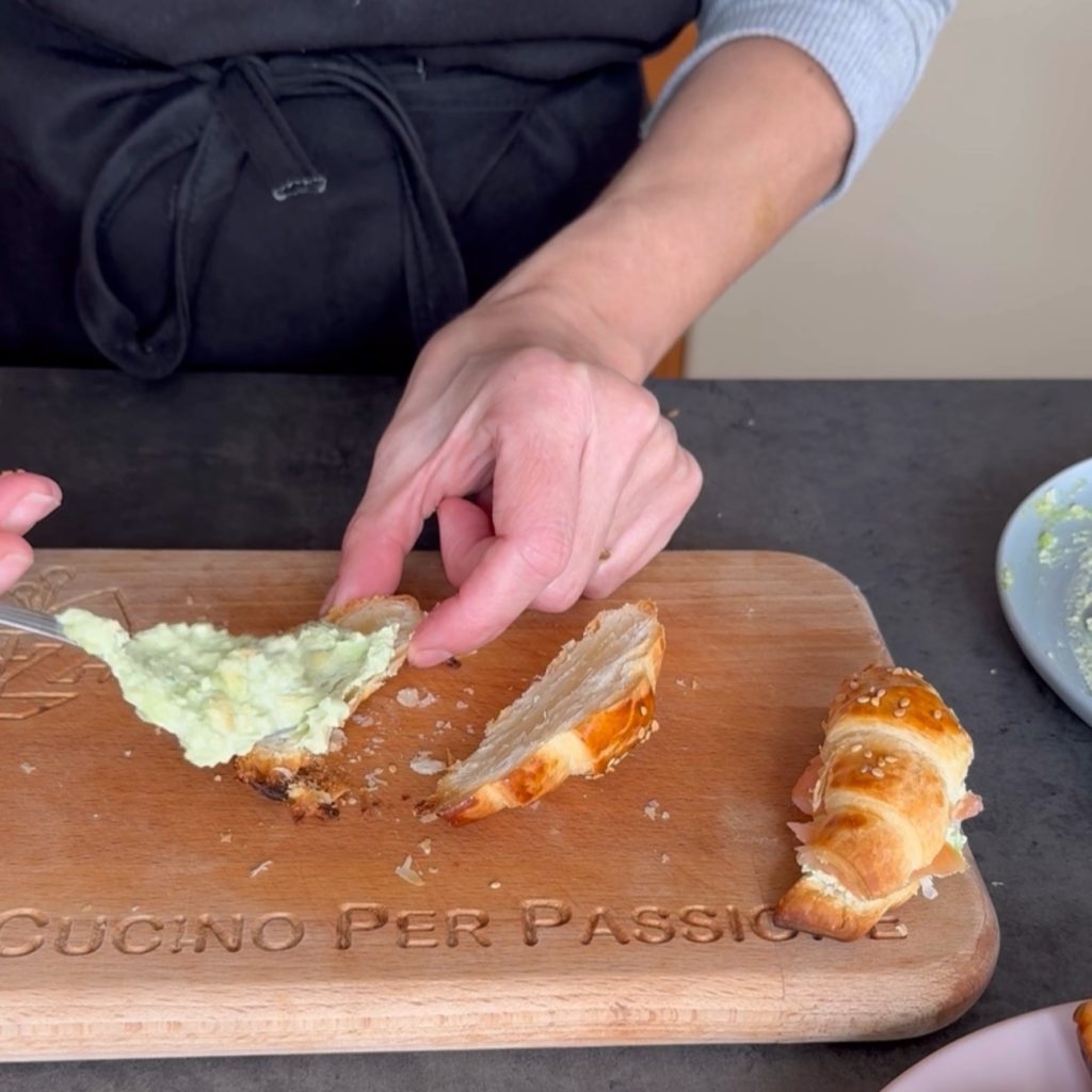 Bladerdeeg croissants met avocado en zalm