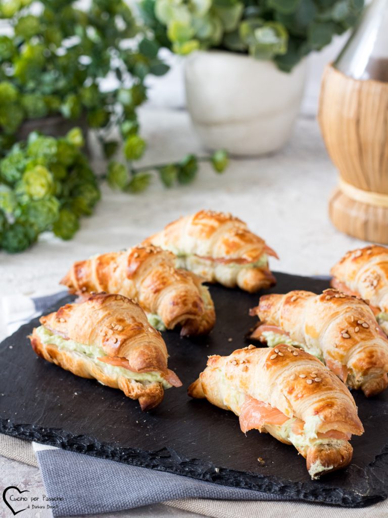 Bladerdeeg croissants met avocado en zalm