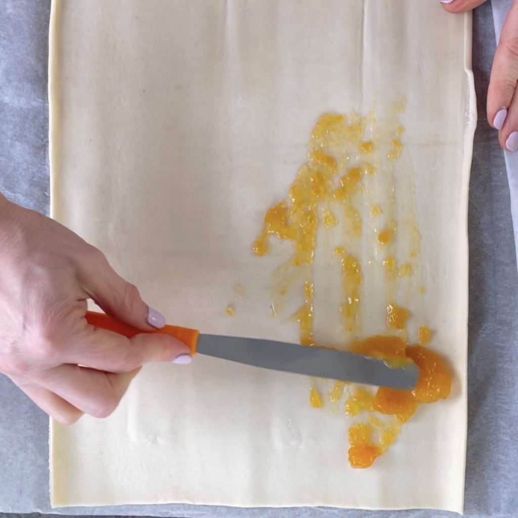 Bladerdeeg rondels met geraspte appel