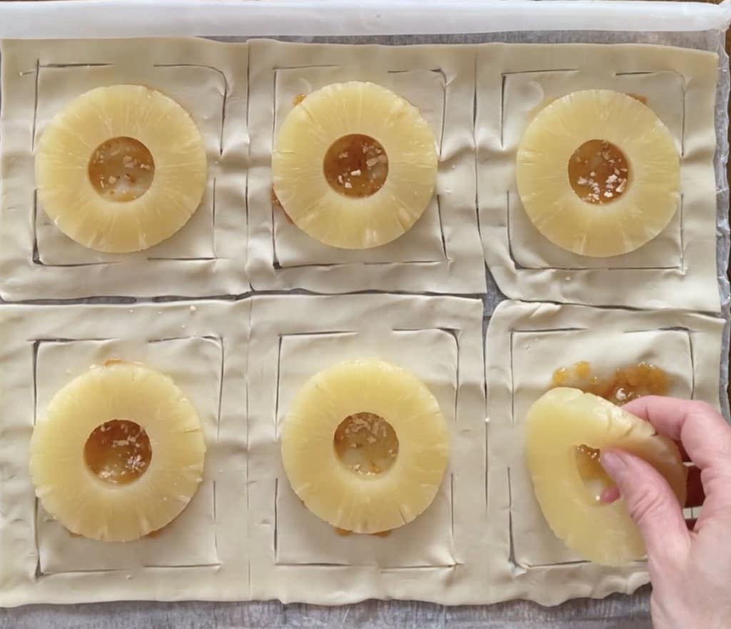 Bladerdeegen met gekonfijte ananas en hazelnoten