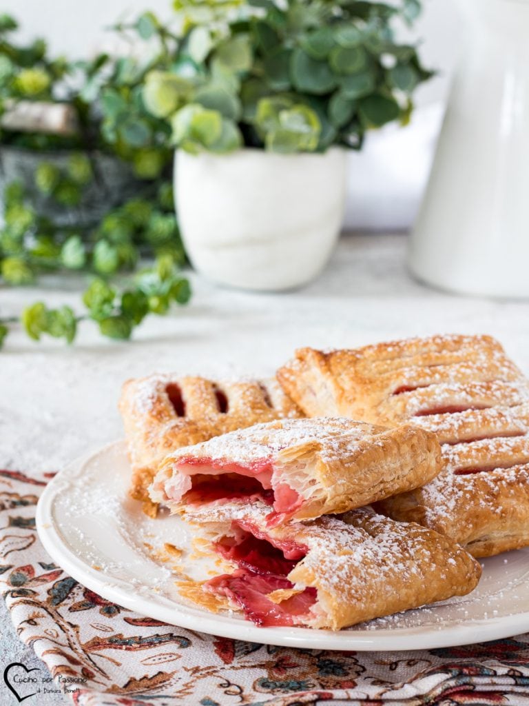 bladerdeeggebakjes met aardbeien