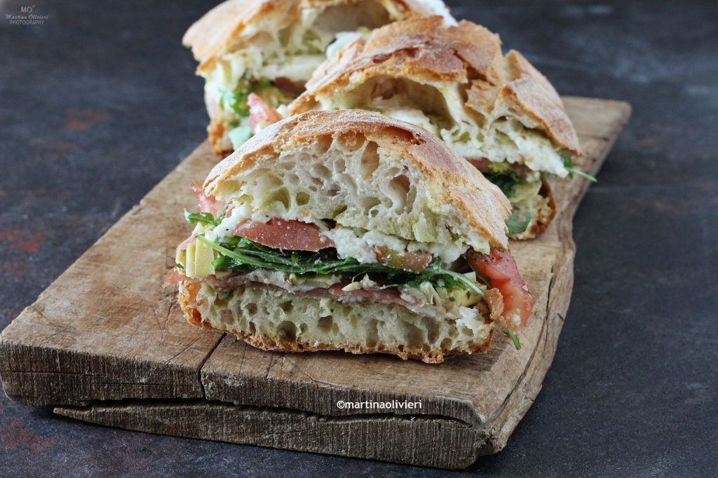 Broodje met citroenpesto, ham en mozzarella