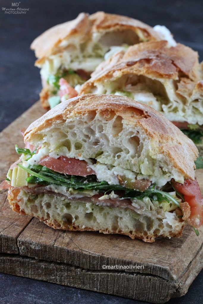 Broodje met citroenpesto, ham en mozzarella