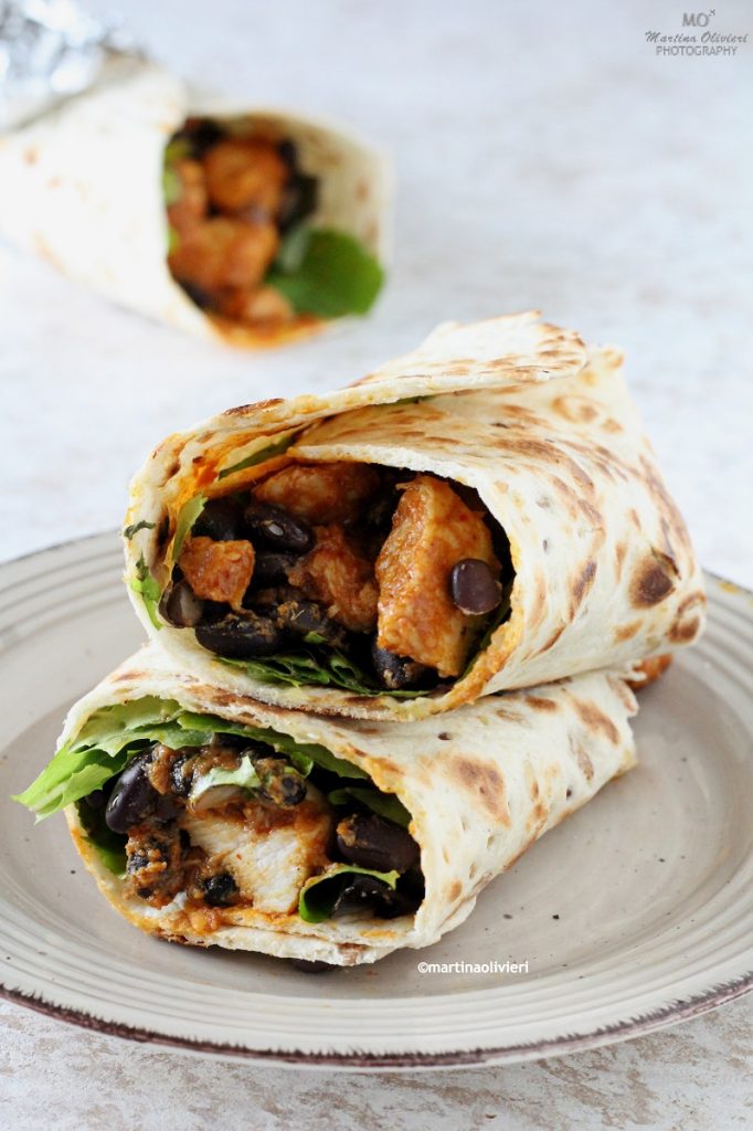 Burrito met kip en pindasaus