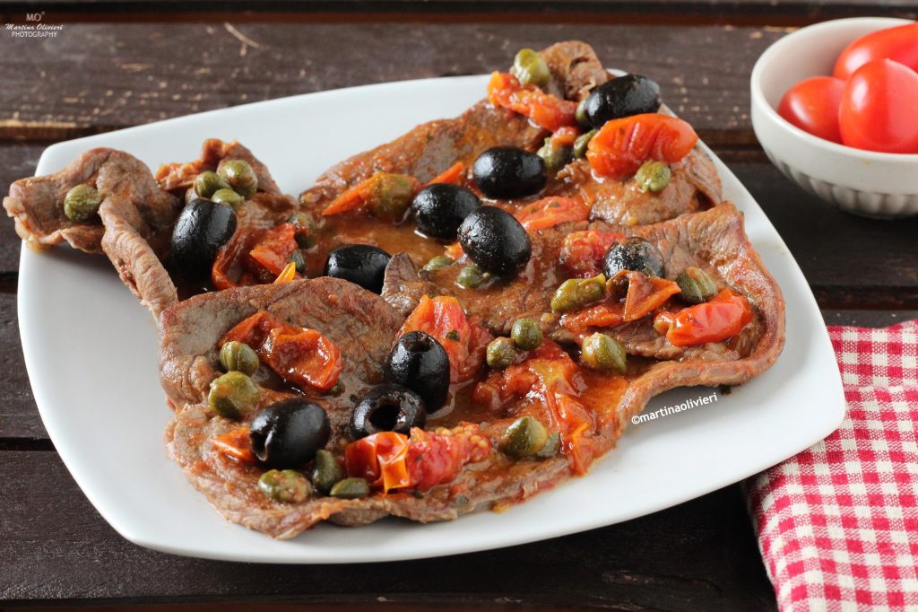 Carne alla pizzaiola met olijven en kappertjes