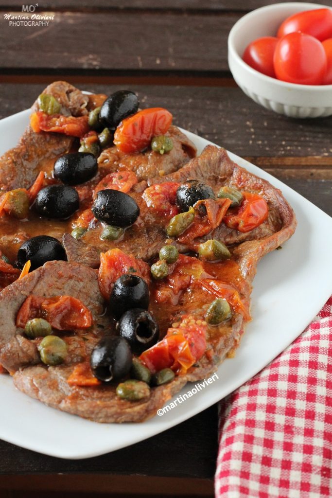 Carne alla pizzaiola met olijven en kappertjes