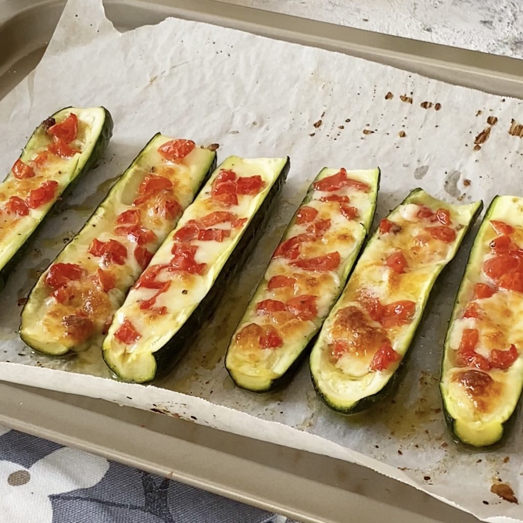 Courgettes met kersentomaatjes en kaas