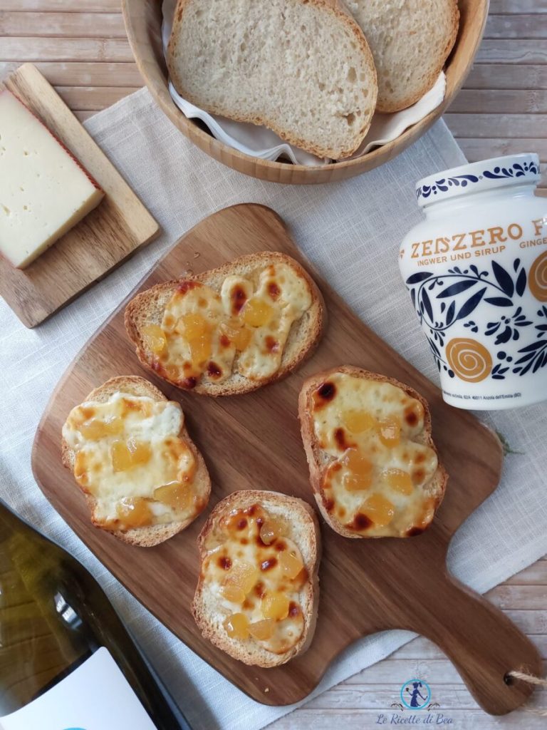 crostini met gekonfijte gember en toma-kaas uit Piemonte