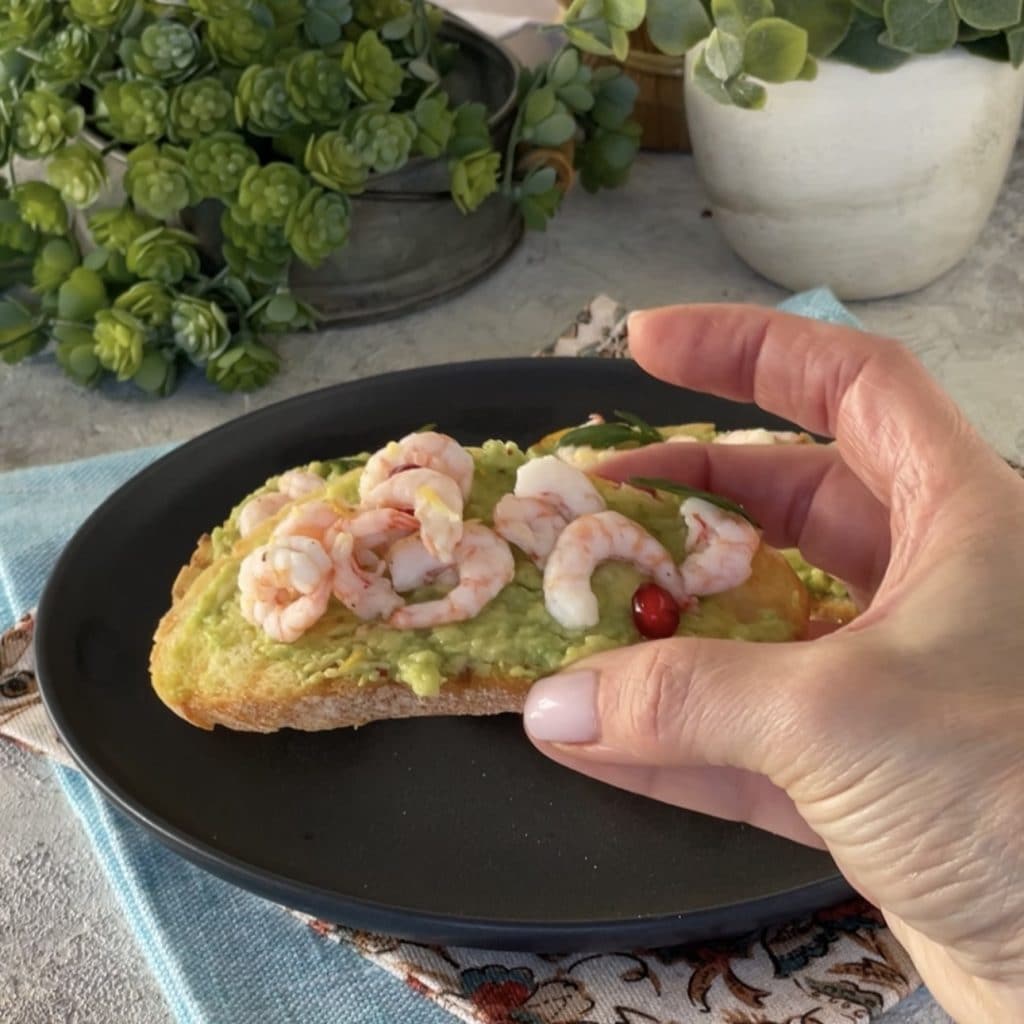 Crostini met garnalen en avocadocreme