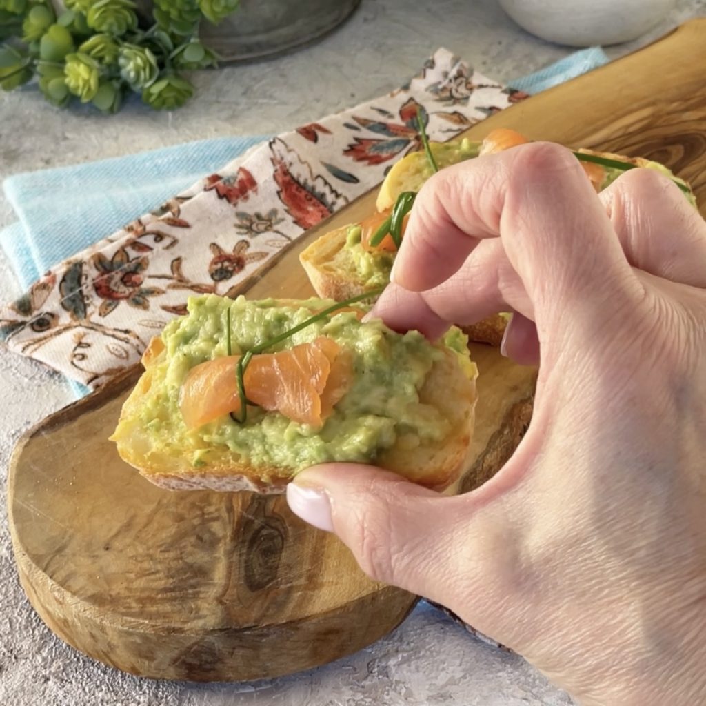 Crostini met zalm en avocado