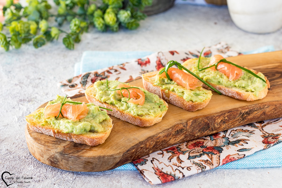 CROSTINI MET ZALM EN AVOCADO