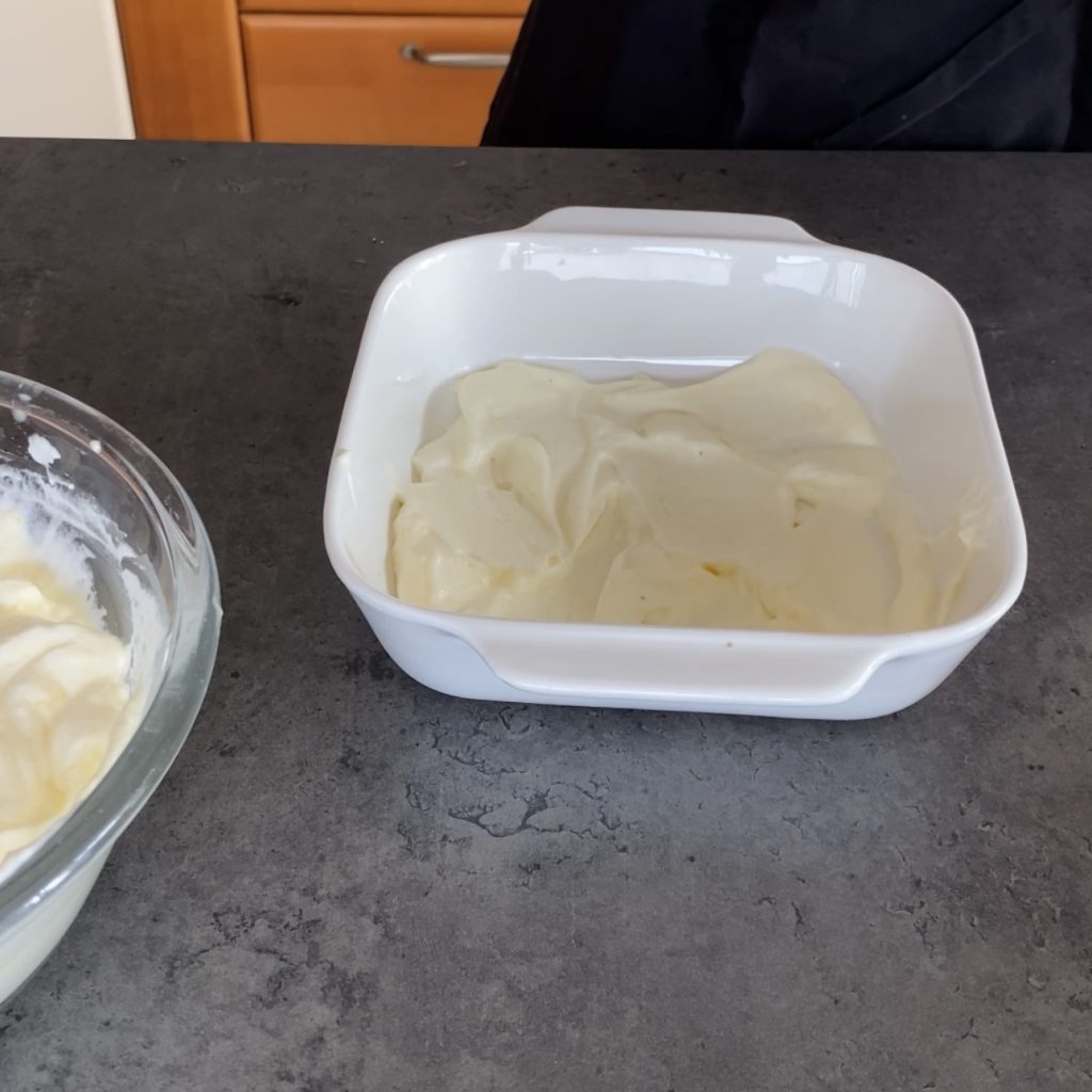 Dessert met bladerdeegen en aardbeien