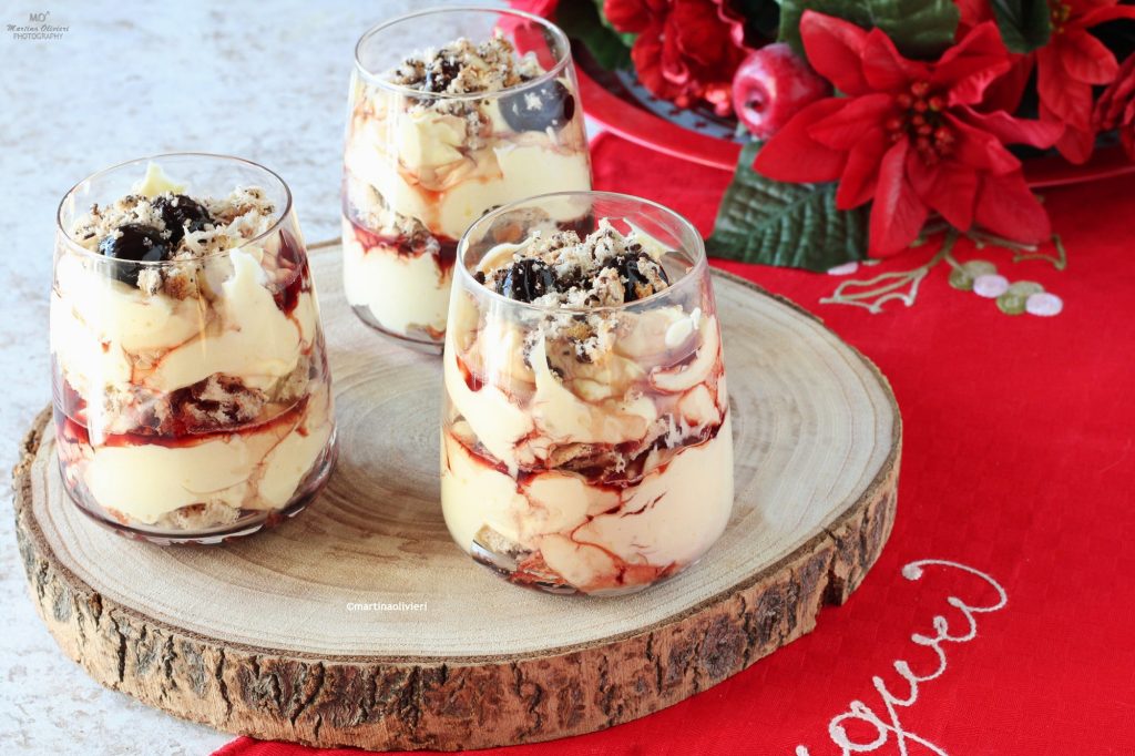 Dessert met room, panettone en amarena's