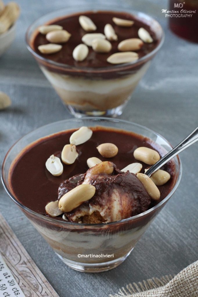 Dessert met yoghurt en pinda's