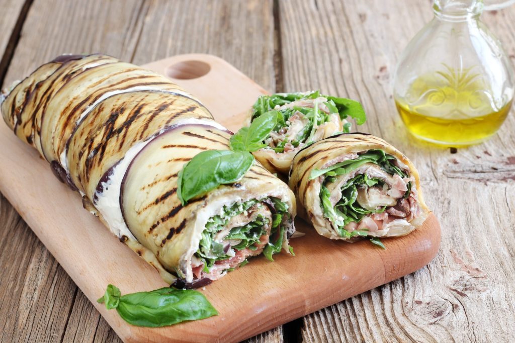 gegrilde auberginerol met rauwe ham en rucola