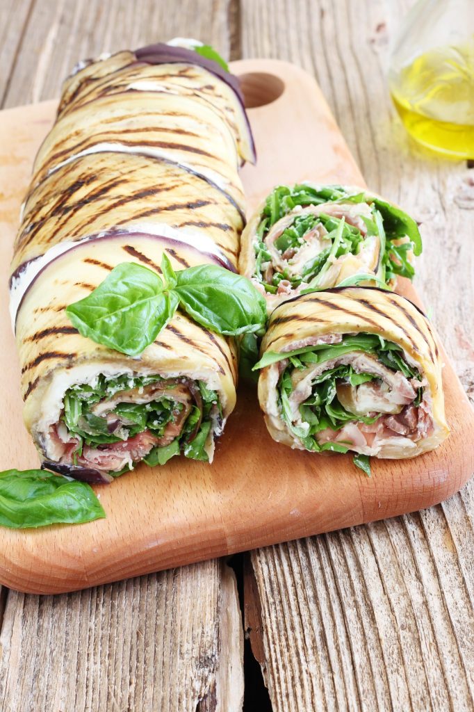 gegrilde auberginerol met rauwe ham en rucola