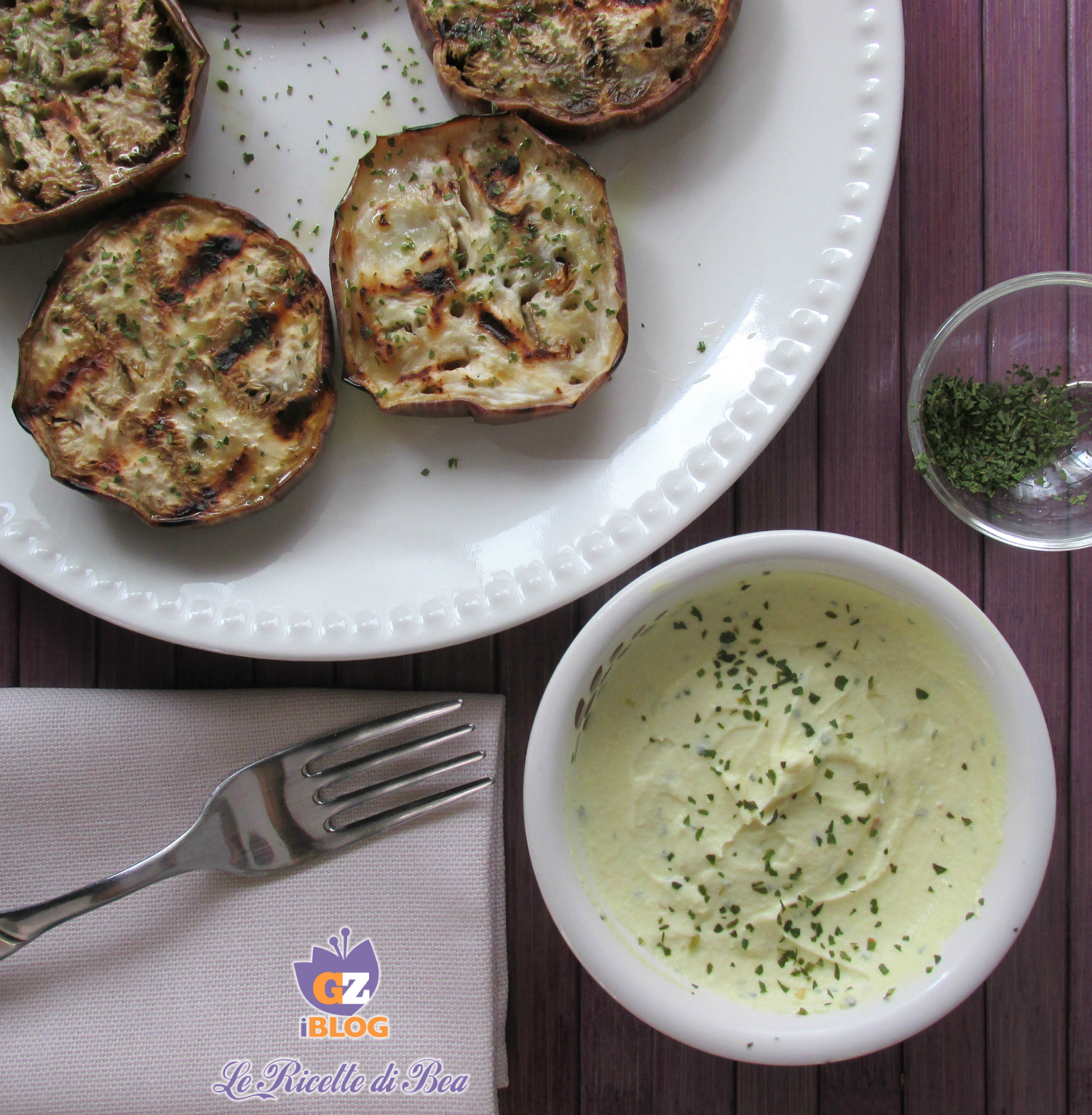 Gegrilde aubergines met Griekse saus