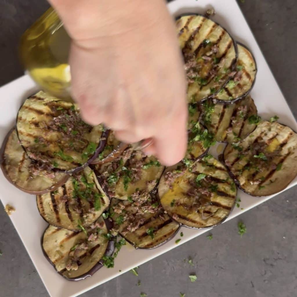 Gegrilde en gemarineerde aubergines