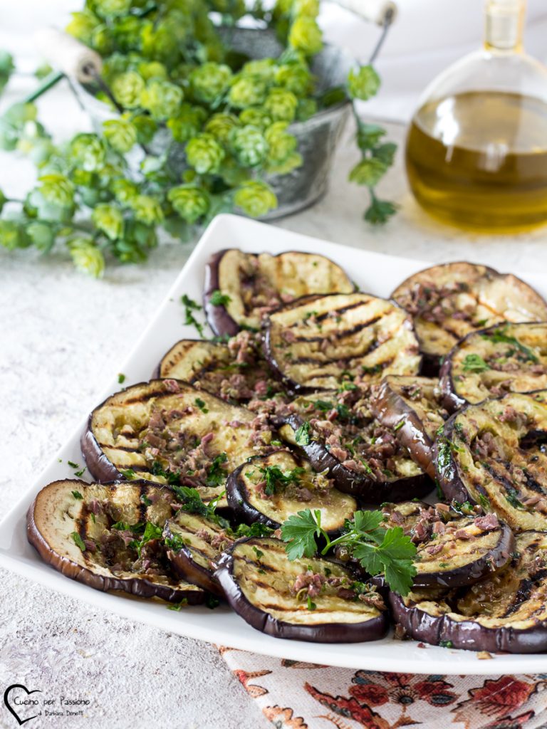 Gegrilde en gemarineerde aubergines