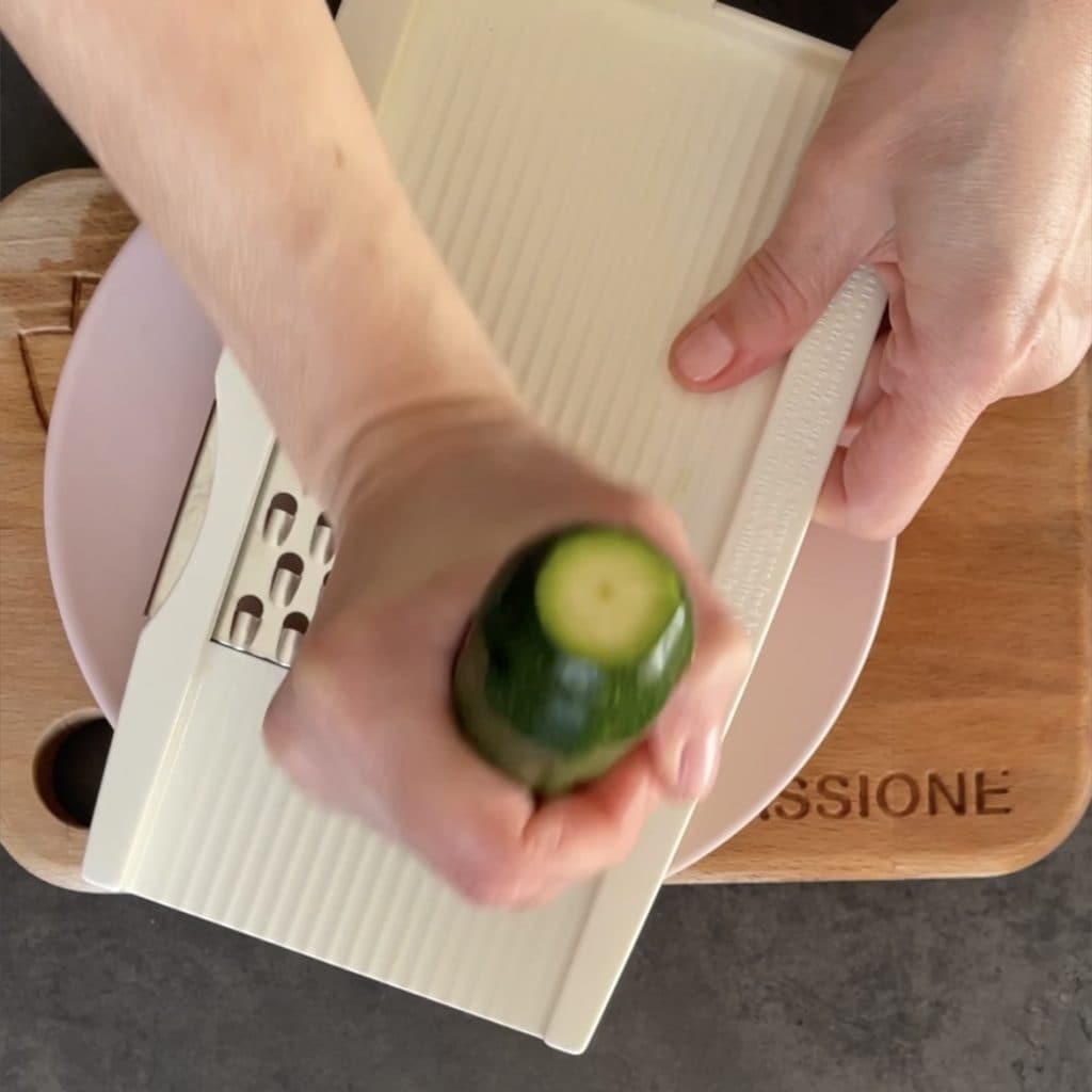 Gevulde courgette omelet met tonijn