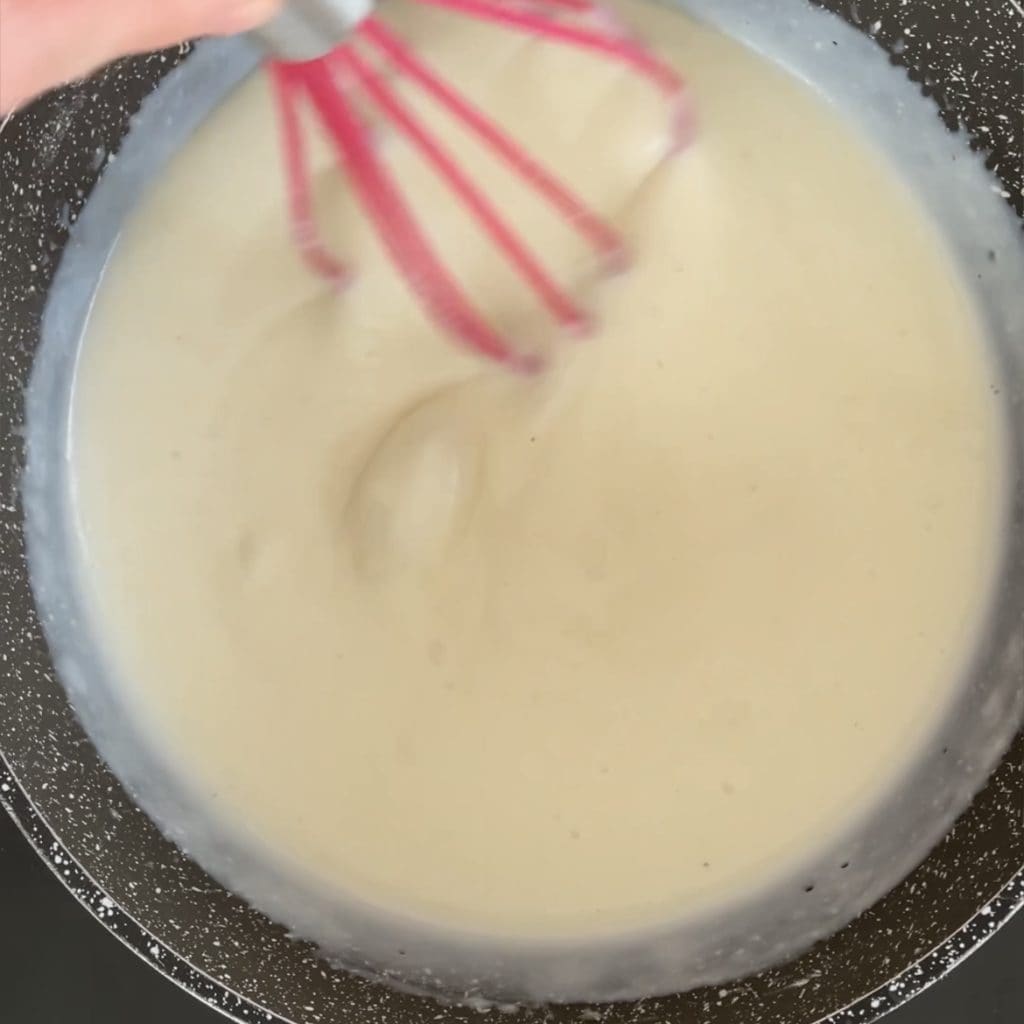 Gevulde verse deegpakketjes uit de oven