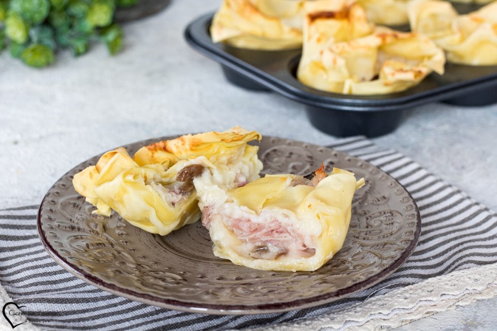 Gevulde verse deegpakketjes uit de oven