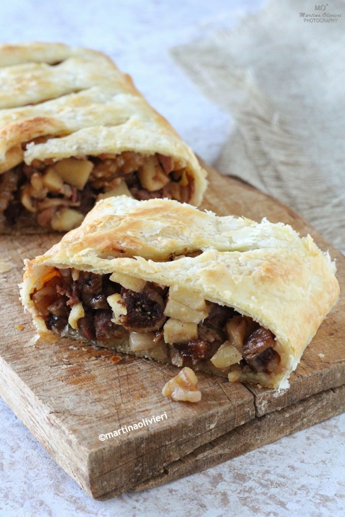 Hartige appelstrudel met spek en gedroogd fruit