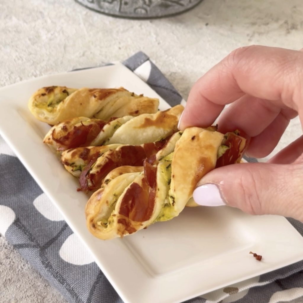Hartige bladerdeeg twisters met speck en courgette