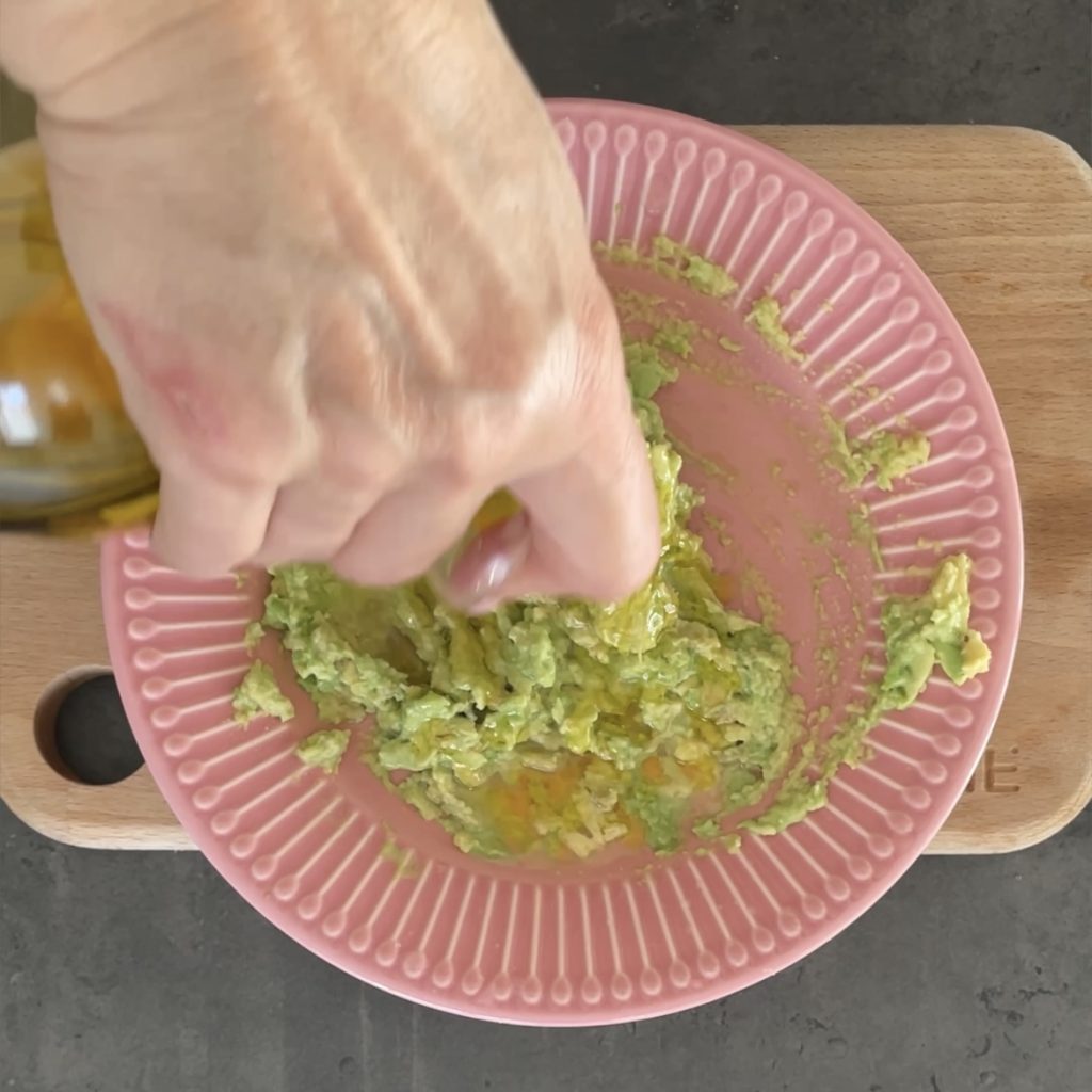 Hartige pancakes met zalm en avocado