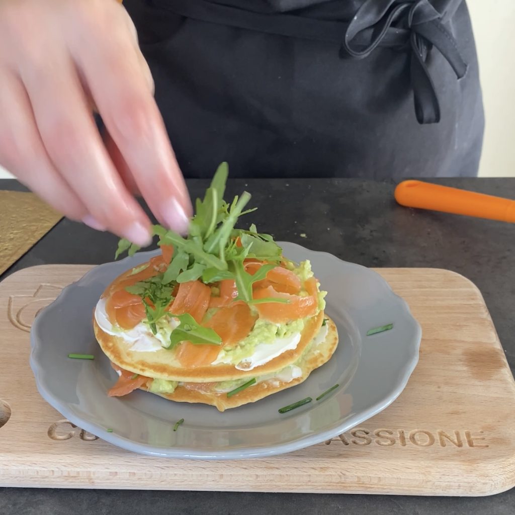 Hartige pancakes met zalm en avocado