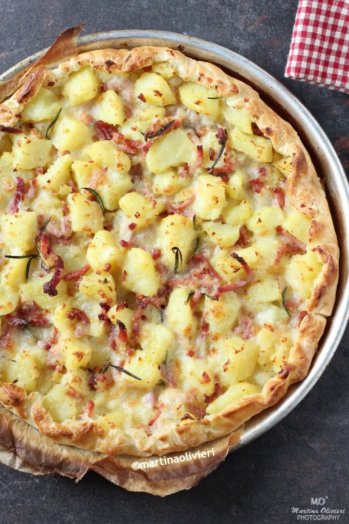 Hartige taart met aardappelen en speck