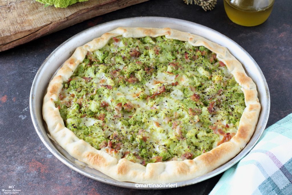 Hartige taart met broccoli en spek