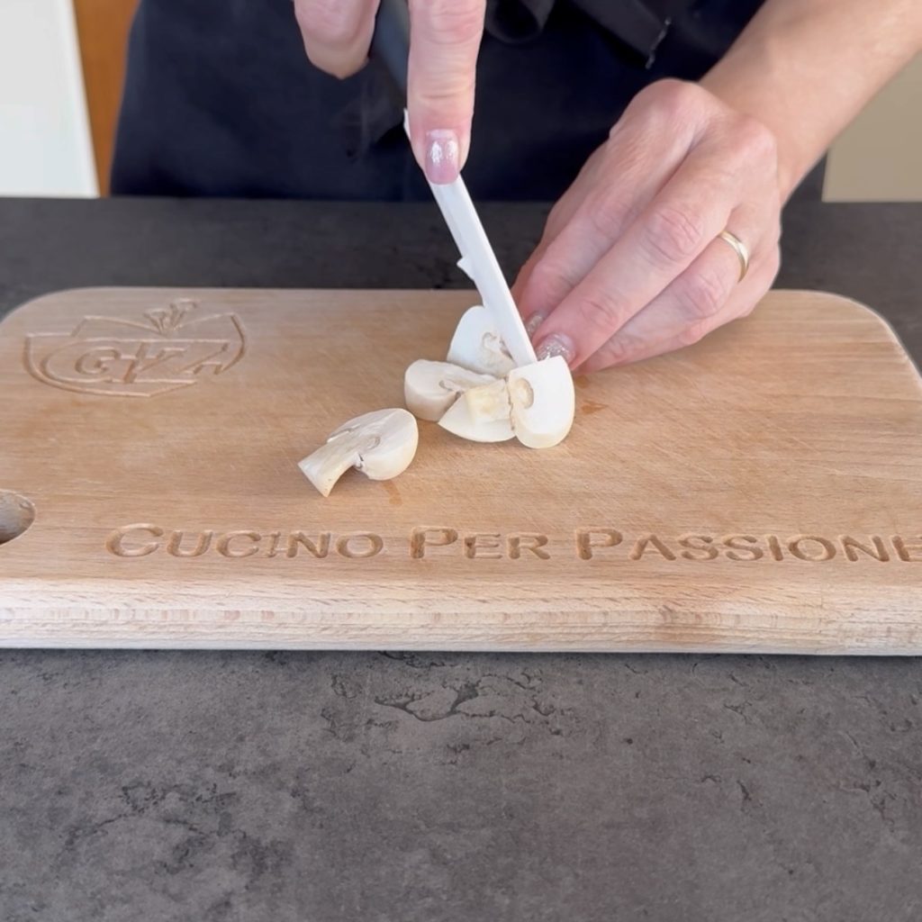 Hartige taart met champignons en worst