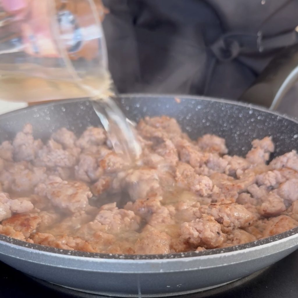 Hartige taart met champignons en worst