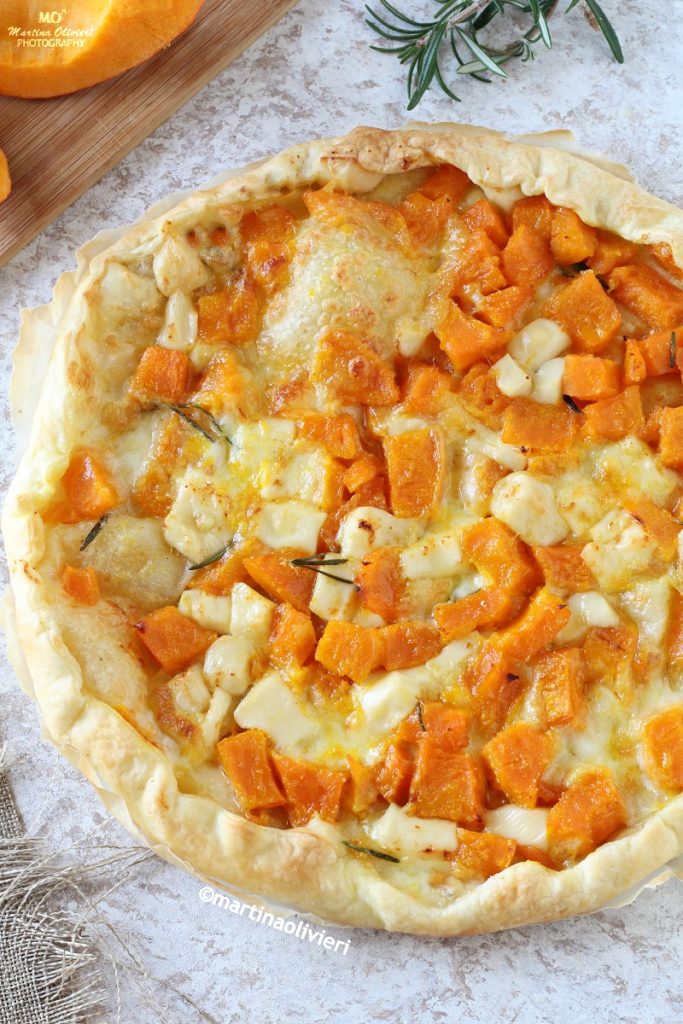 Hartige taart met pompoen, honing en scamorza