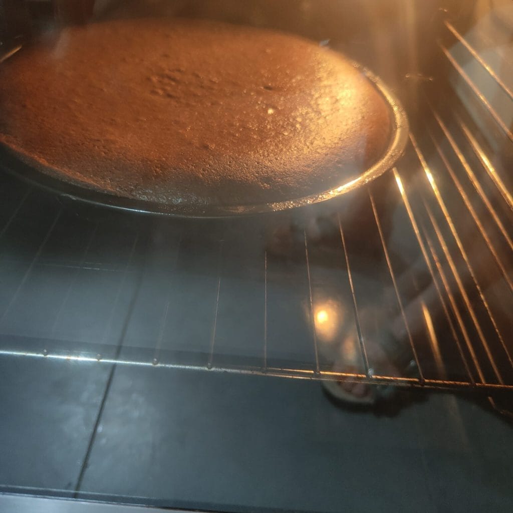 Zachte taart met opgeklopte room mascarpone en cacao