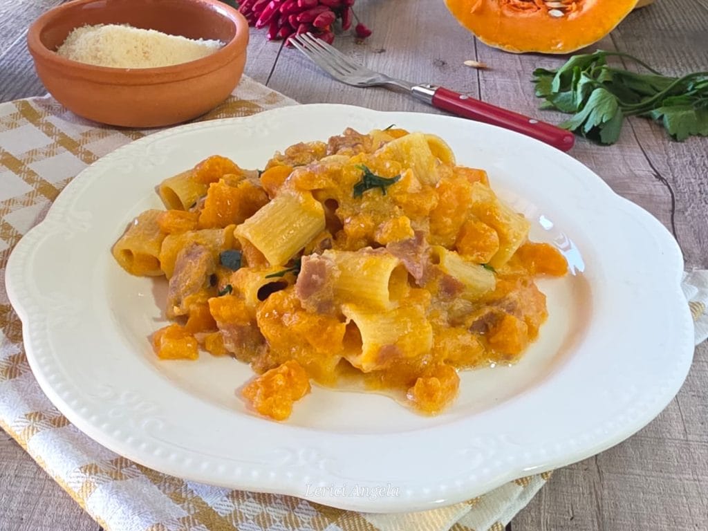 Pasta met pompoen, spek en romige gorgonzola