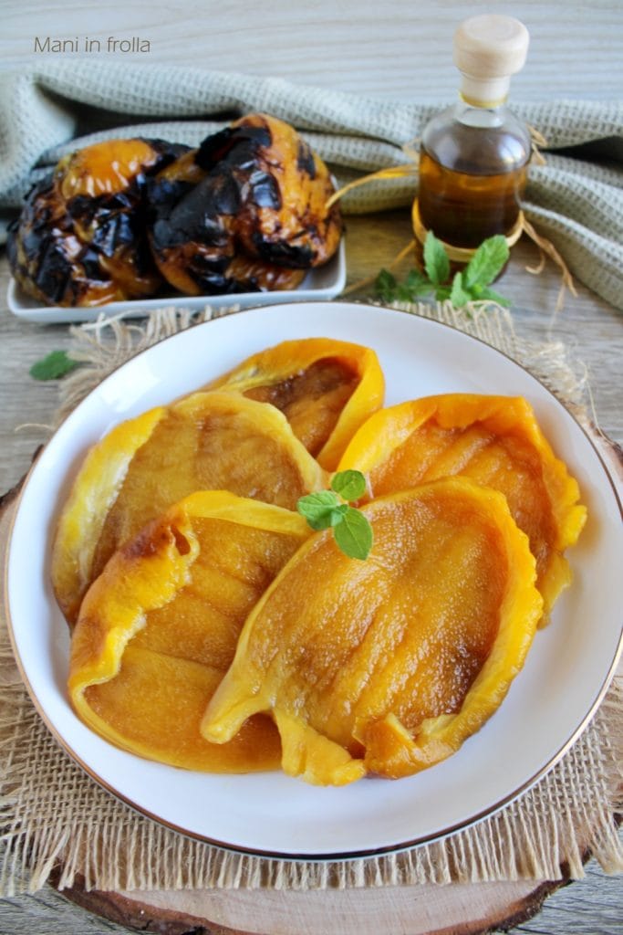 Geroosterde paprika's op de BBQ (Barbecue)