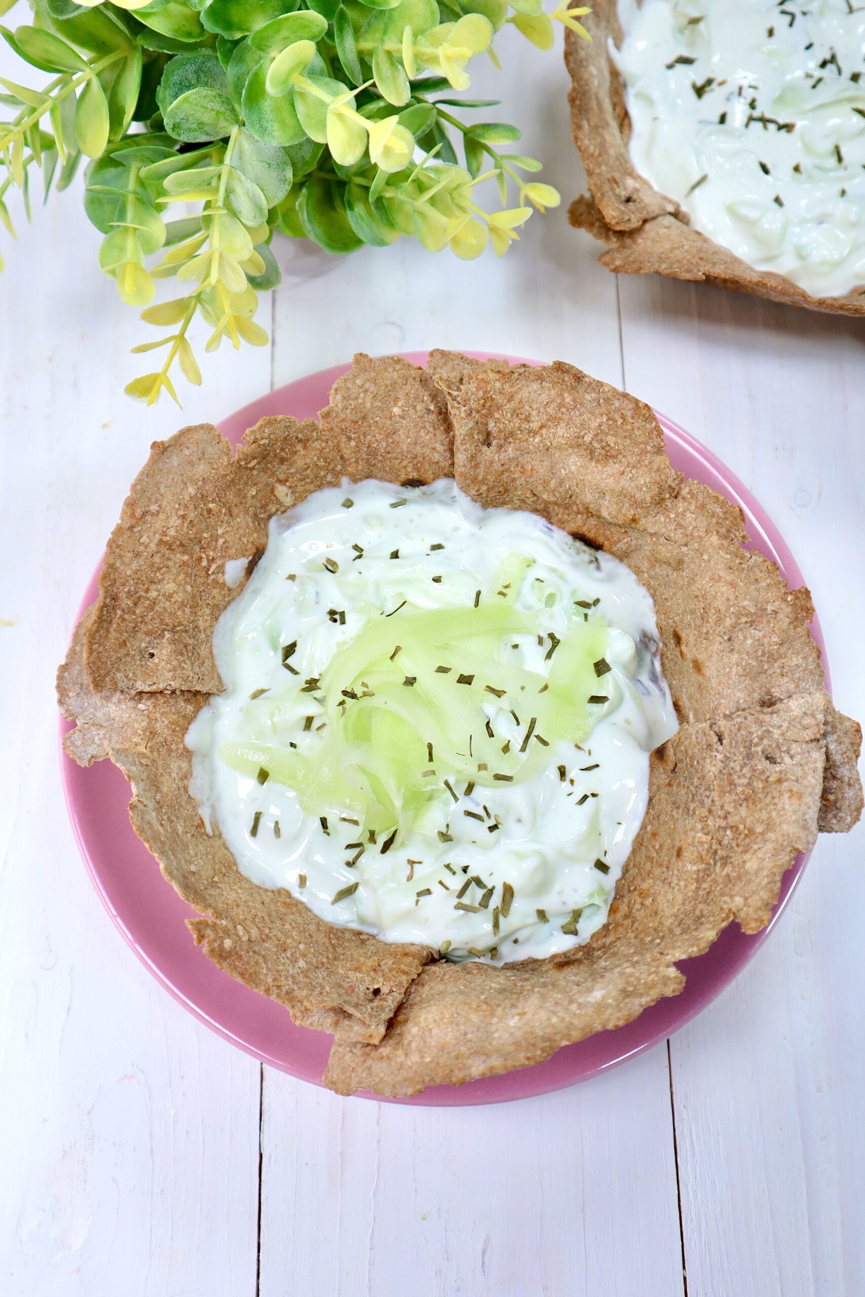 Tzatziki-salade met piadina-mandje in heteluchtfriteuse