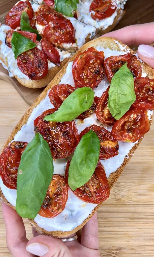 Knapperig brood met yoghurtcrème en confit-tomaatjes in de airfryer
