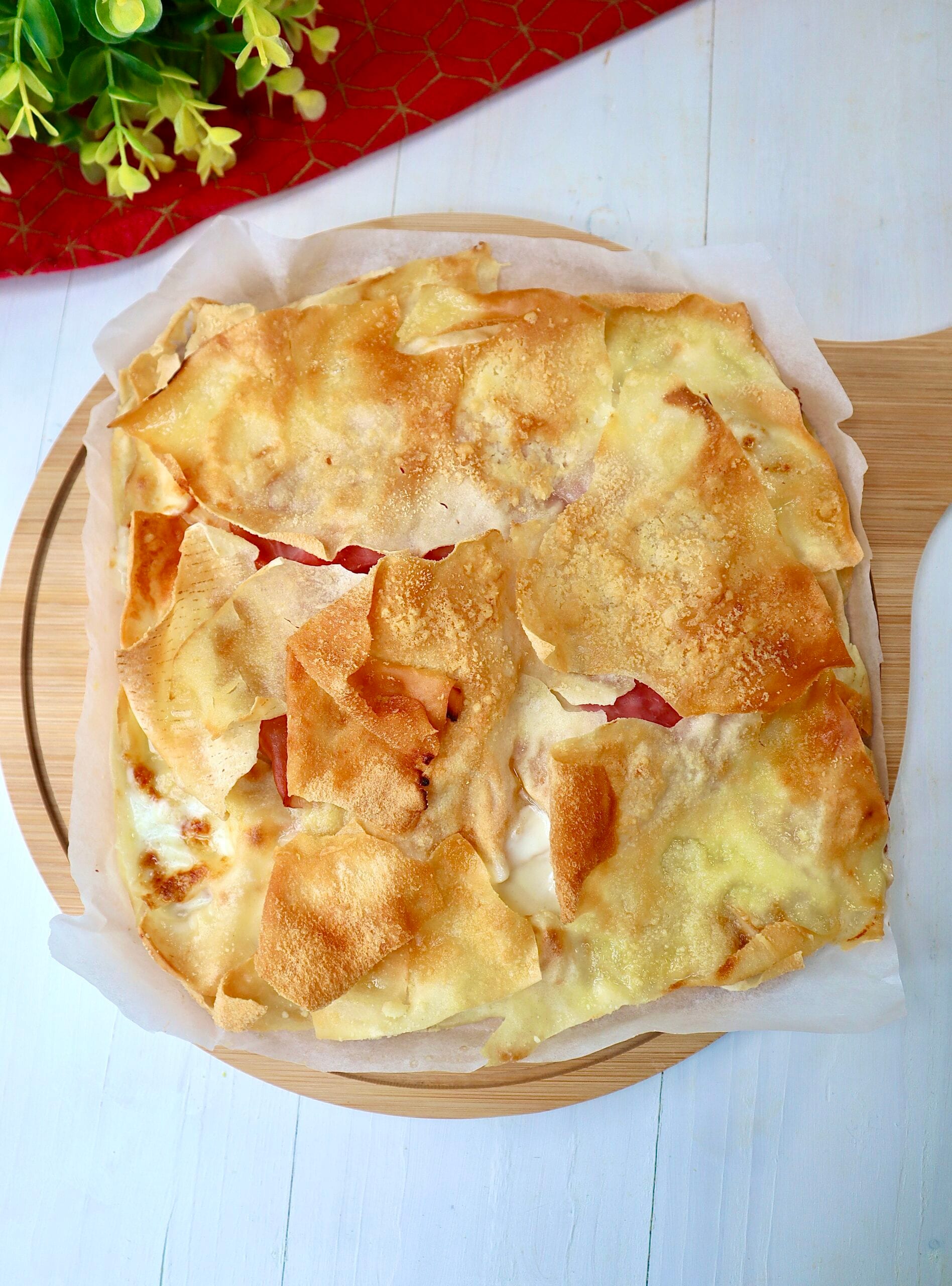 Focaccia van pane carasau met stracchino en ham
