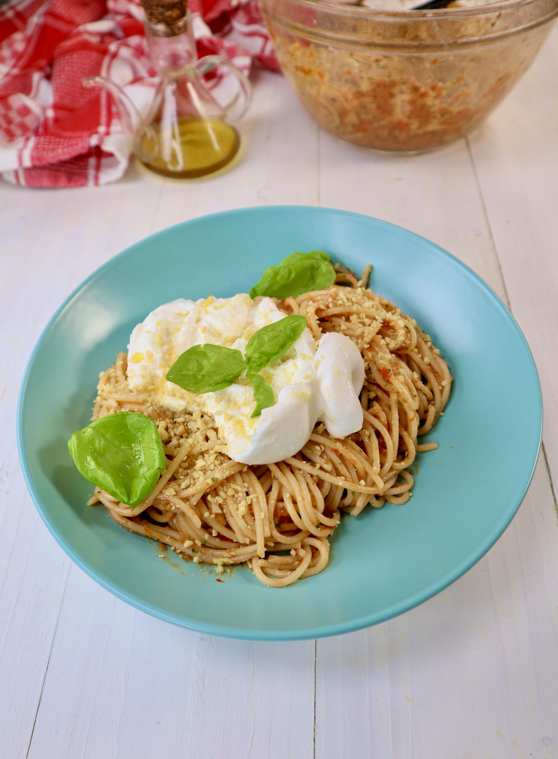 Pasta met zongedroogde tomatenpesto en burrata