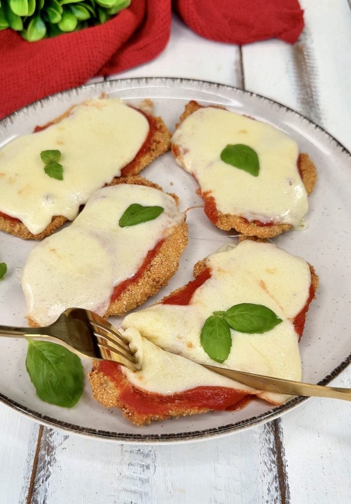 Gepaneerde schnitzels op pizzaiola wijze - gekookt in een airfryer