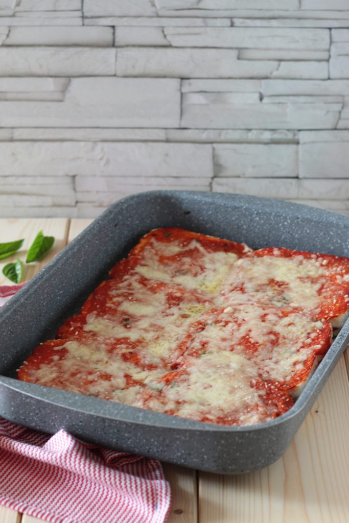 lasagne van witbrood tomaat en mozzarella