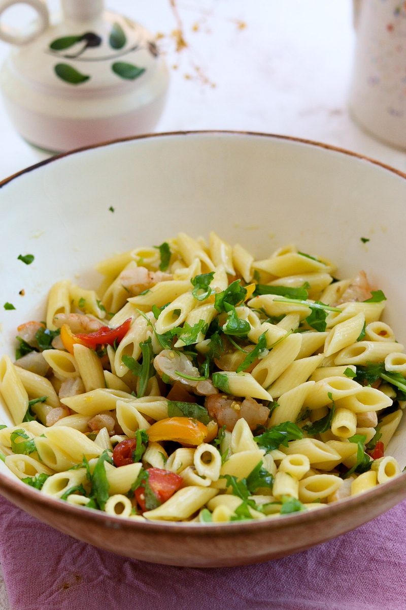 KOUDE PASTA MET RUCOLA, CHERRYTOMAATJES EN GARNALEN: LICHT EN SMAKELIJK ZOMERRECEPT
