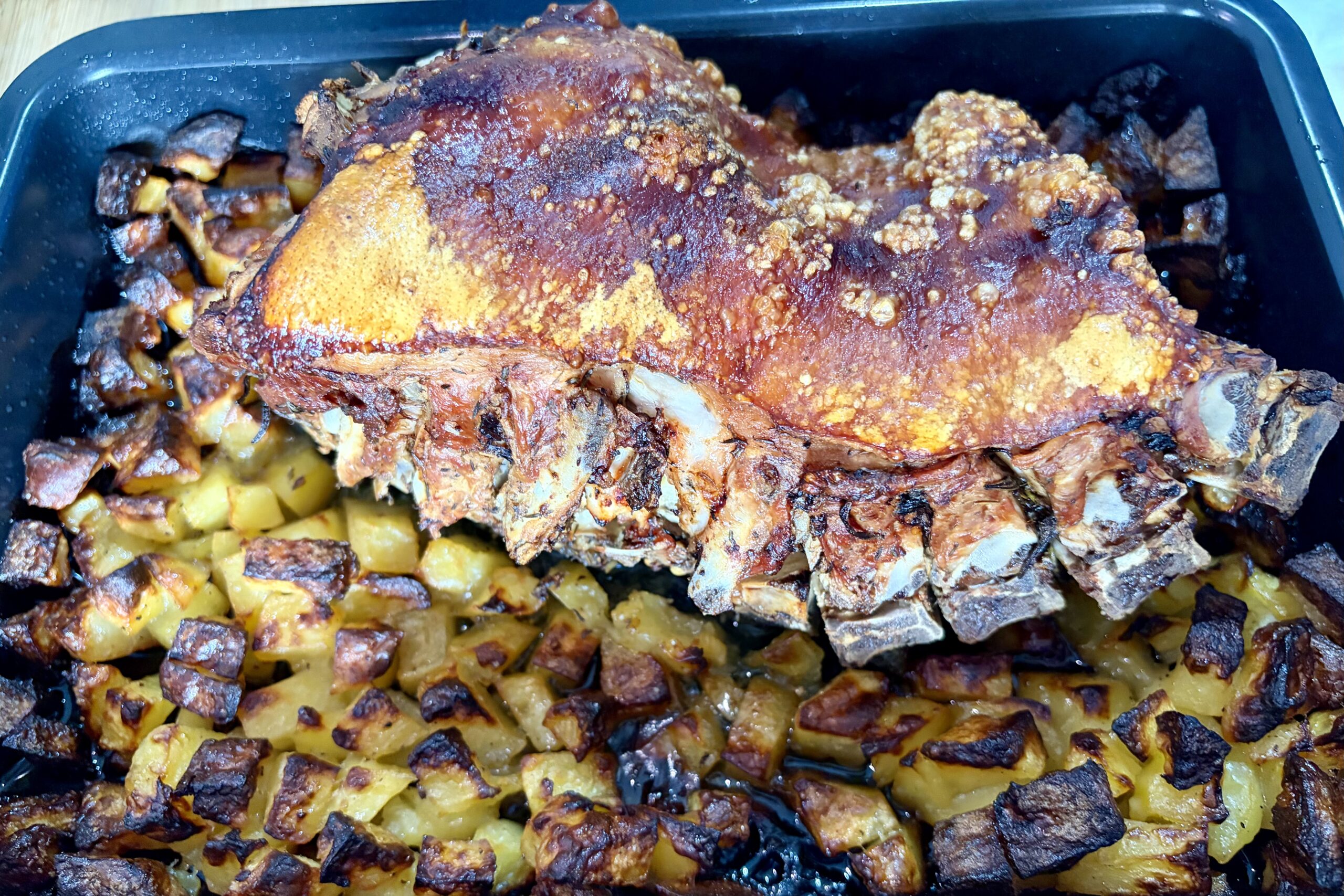 Geroosterd speenvarken met krokante aardappelen