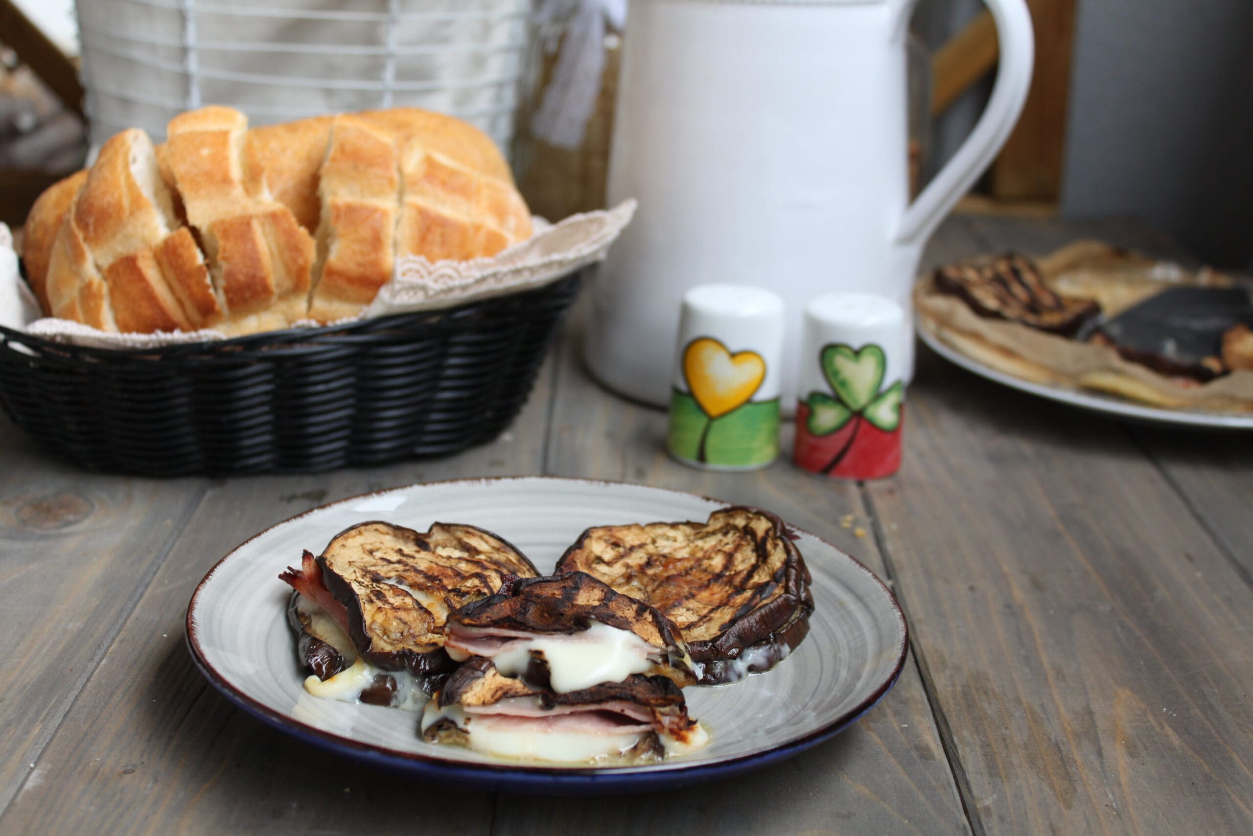 Light aubergine medaillons