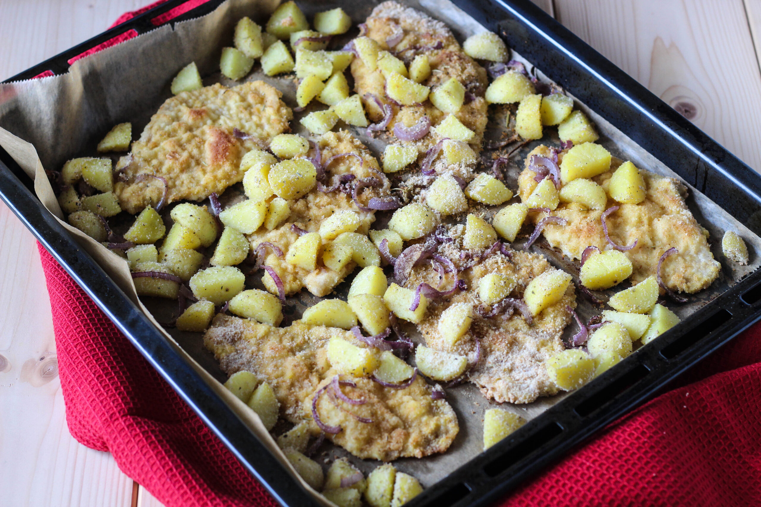 Kipfilet met aardappelen en uien uit de oven